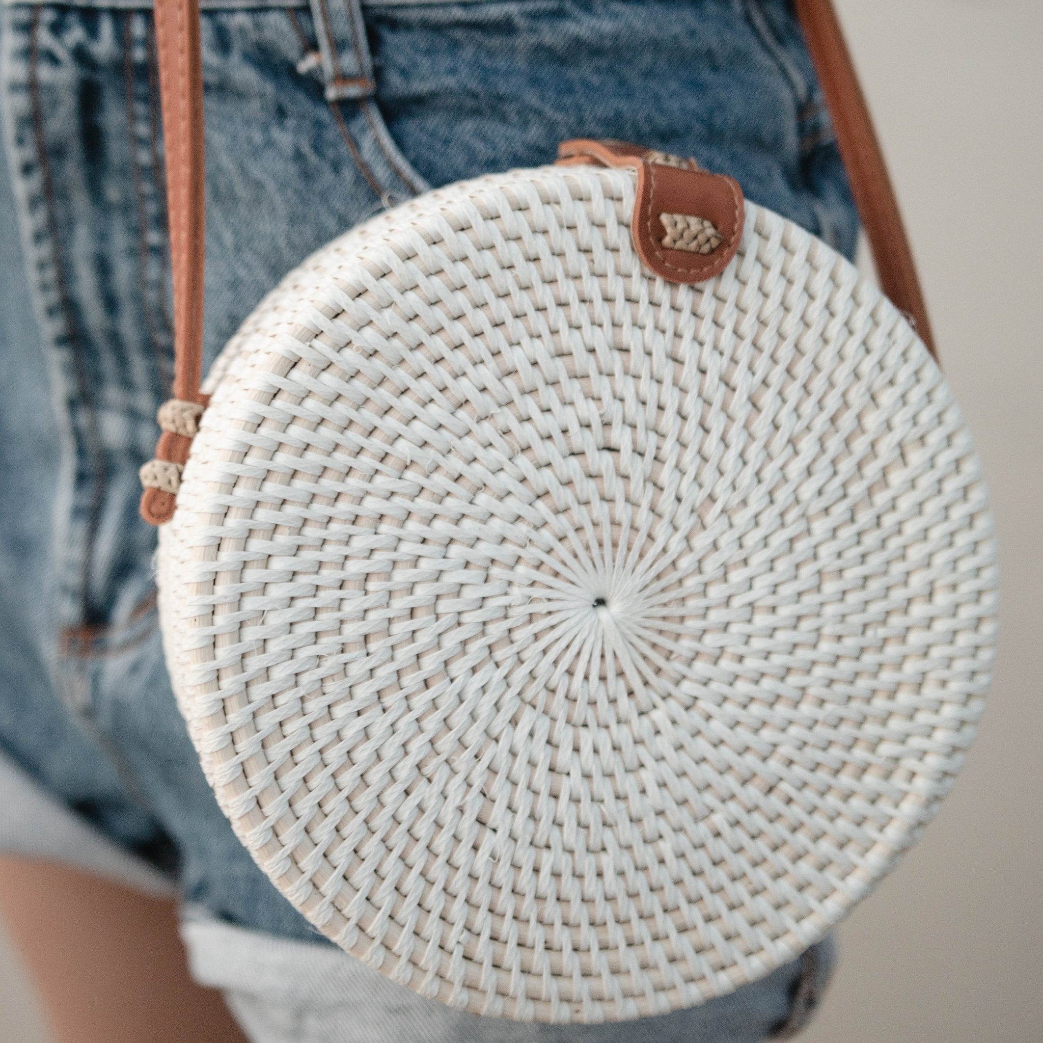Round Rattan Bag | White Handmade Crossbody Bag with Synthetic Leather Straps | Shoulder Bag | Boho Bali Bag SENJA (white)
