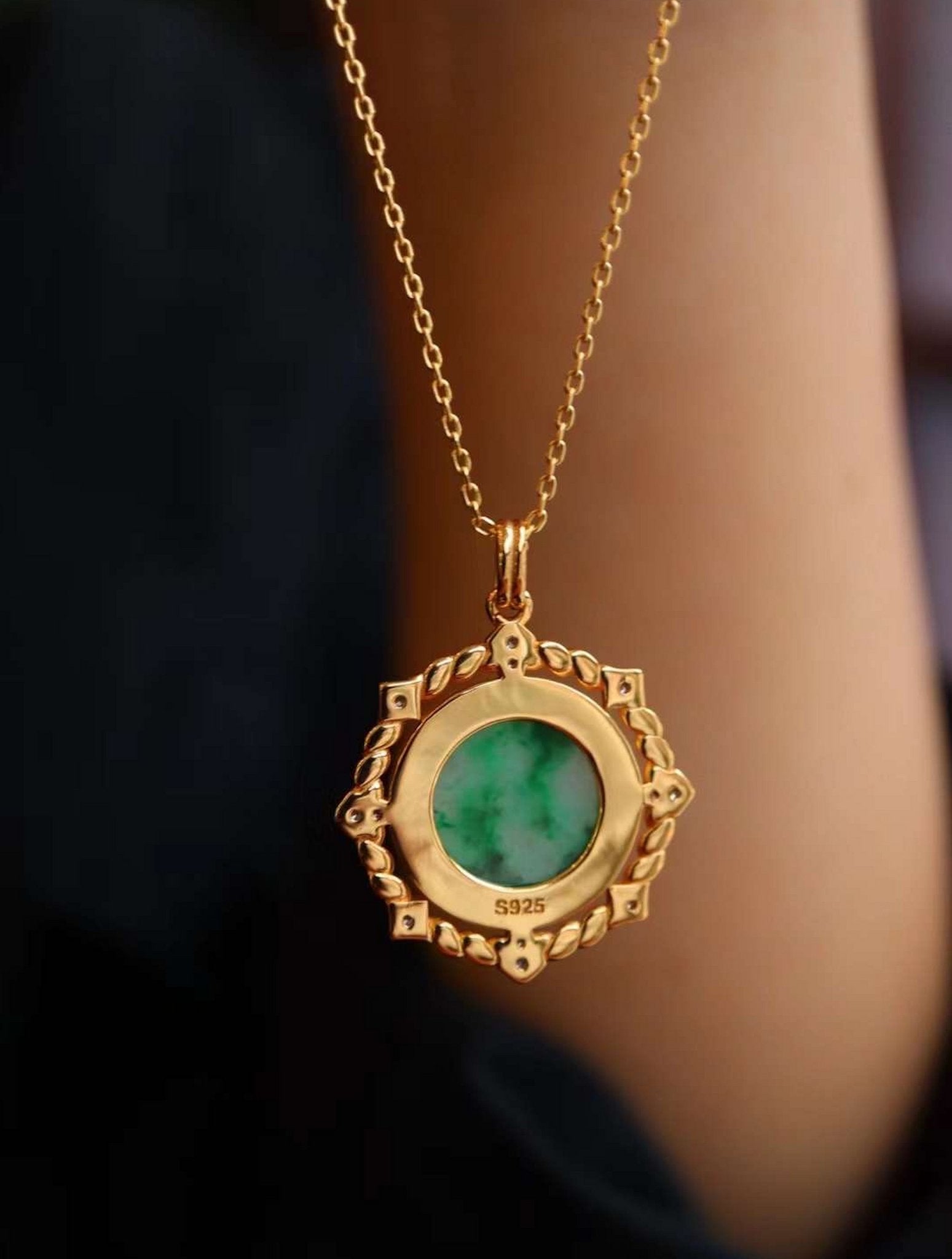 Royal vintage style natural jade round pendant - Gold vermeil - AAAA Quality