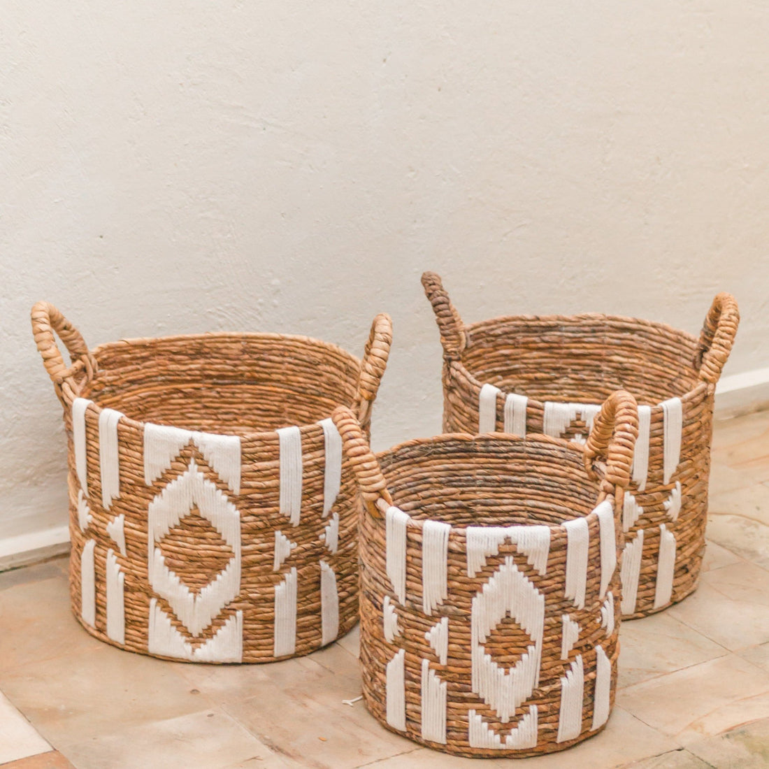 Laundry Basket Plant Basket Large Storage Basket Round NASARI Made of Banana Fibre with a Macrame Pattern made of Cotton
