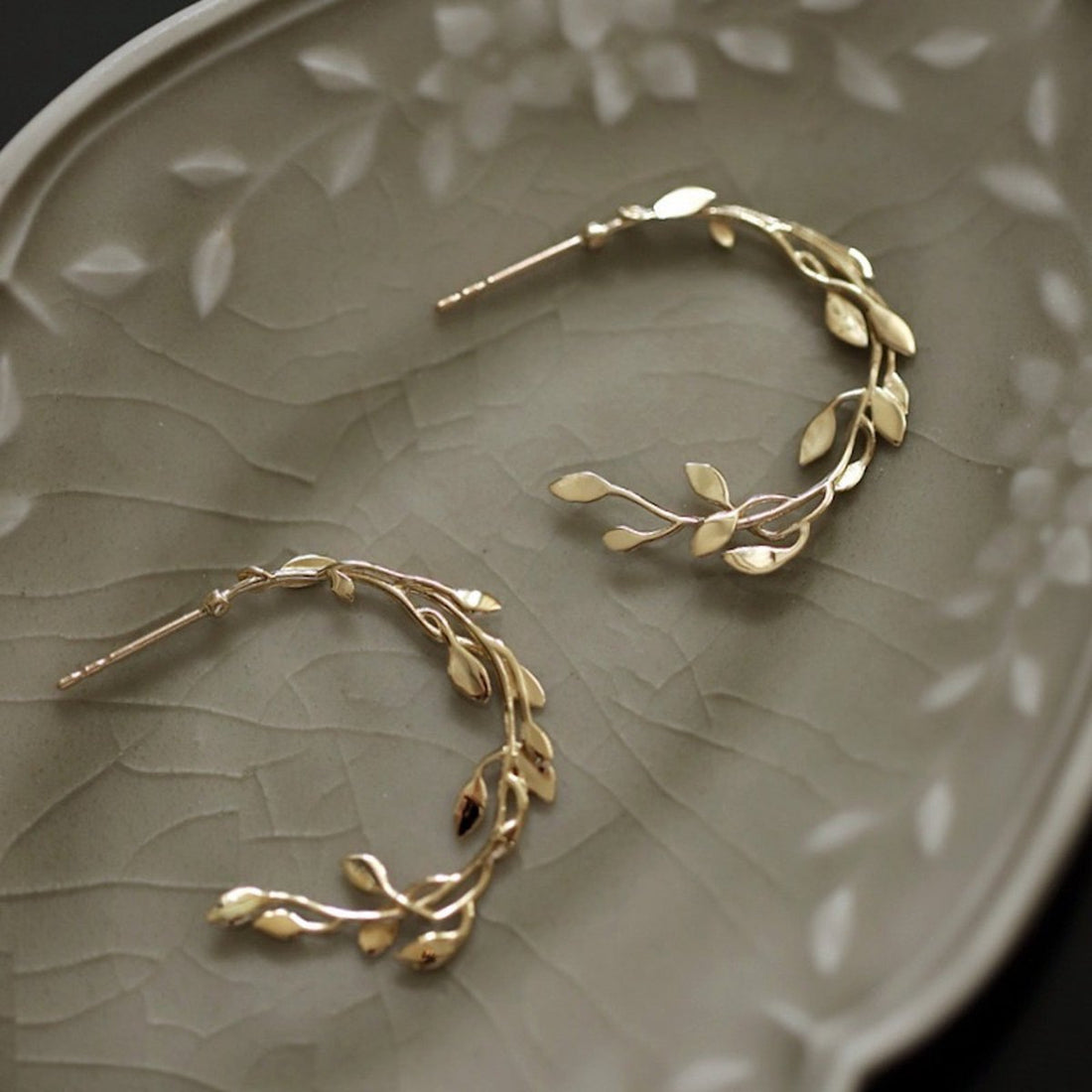 Laurel wreath - Elegant leaf ear hoop - gold vermeil &amp; sterling silver